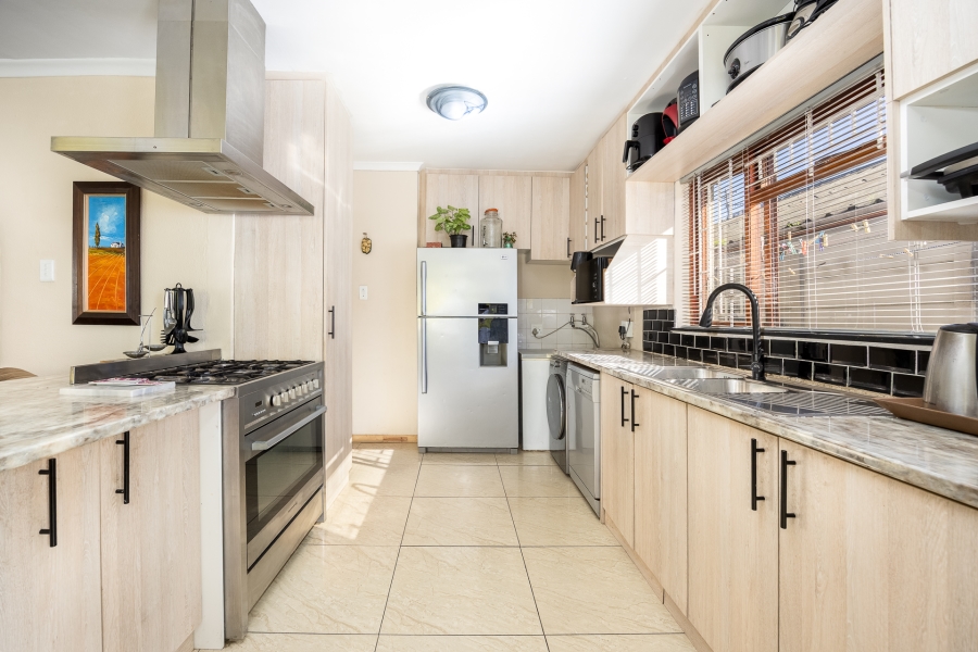 4 Bedroom Property for Sale in Mabille Park Western Cape